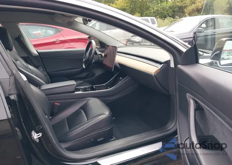 2018 Tesla Model 3 Long Range/Mid Range z USA, uszkodzony, nr VIN 5YJ3E1EA9JF046855